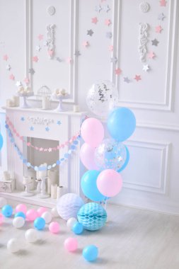 Doğum günü dekorasyon fikirleri. Süslemeleri tatil partisi için. Bir sürü balonlar. Balonlar mavi ve pembe renkler. 