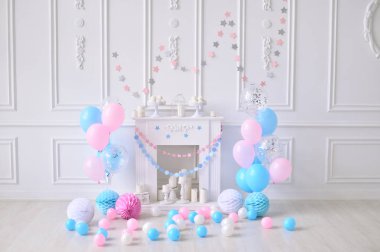 Doğum günü dekorasyon fikirleri. Süslemeleri tatil partisi için. Bir sürü balonlar. Balonlar mavi ve pembe renkler. 
