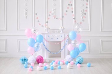 Doğum günü dekorasyon fikirleri. Süslemeleri tatil partisi için. Bir sürü balonlar. Balonlar mavi ve pembe renkler. 