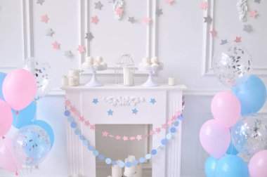 Doğum günü dekorasyon fikirleri. Süslemeleri tatil partisi için. Bir sürü balonlar. Balonlar mavi ve pembe renkler. 