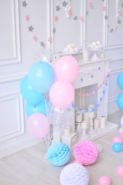 Doğum günü dekorasyon fikirleri. Süslemeleri tatil partisi için. Bir sürü balonlar. Balonlar mavi ve pembe renkler. 