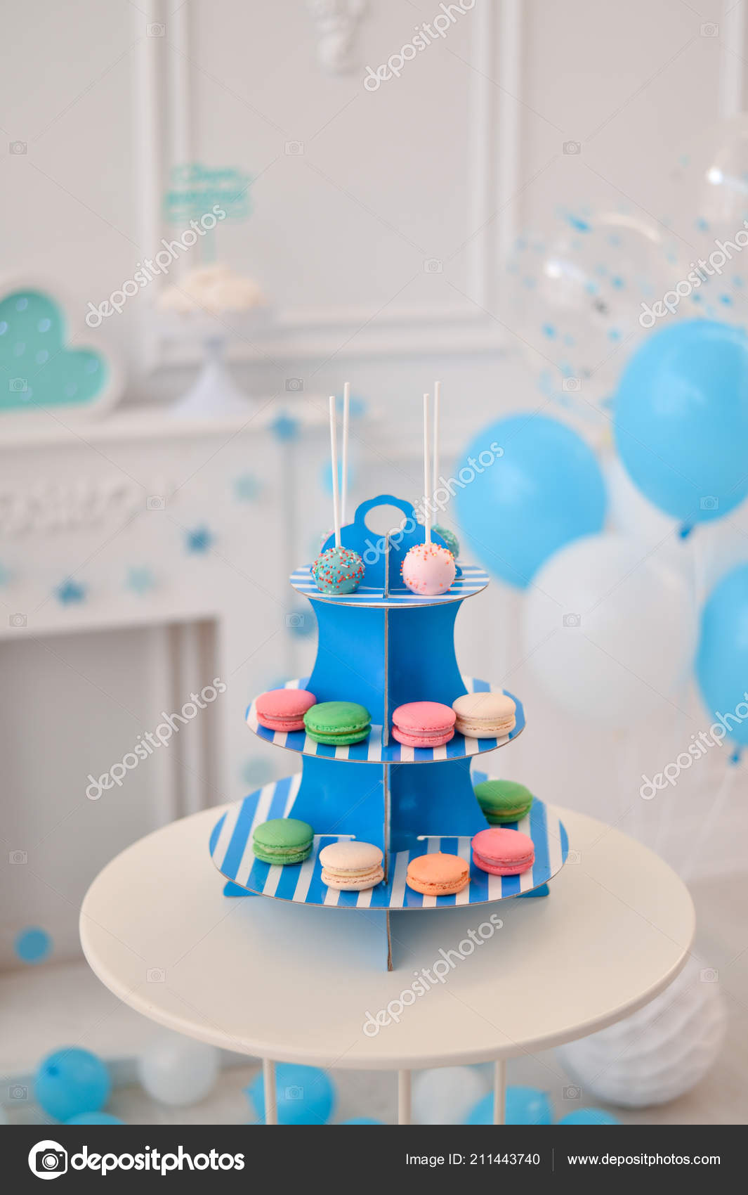 Gateau D Anniversaire Avec Bougies Et Ballons Photographie Annikel C Gateau D Anniversaire Avec Bougies Et Ballons Photographie Annikel C