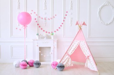 Çocuk Doğum günü. Süslemeleri tatil partisi için. Kız Doğum günü. Balonlar da çok. 