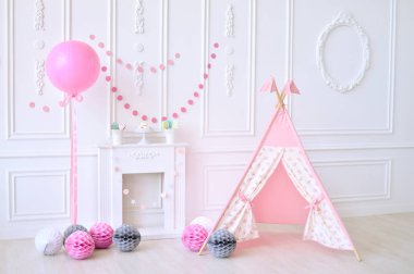 Çocuk Doğum günü. Süslemeleri tatil partisi için. Kız Doğum günü. Balonlar da çok. 