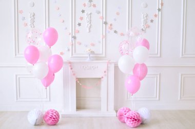 Çocuk Doğum günü. Süslemeleri tatil partisi için. Kız Doğum günü. Balonlar da çok. 