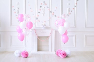 Çocuk Doğum günü. Süslemeleri tatil partisi için. Kız Doğum günü. Balonlar da çok. 