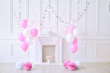 Çocuk Doğum günü. Süslemeleri tatil partisi için. Kız Doğum günü. Balonlar da çok. 