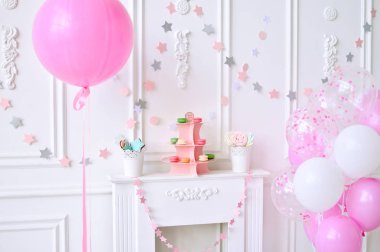 Çocuk Doğum günü. Süslemeleri tatil partisi için. Kız Doğum günü. Balonlar da çok. 