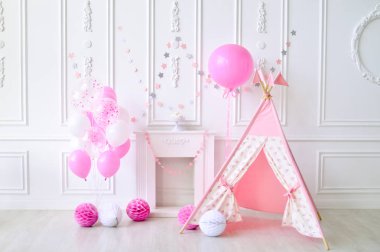 Çocuk Doğum günü. Süslemeleri tatil partisi için. Kız Doğum günü. Balonlar da çok. 