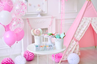 Doğum günü partisi için kek. Süslemeleri tatil partisi için. Bir sürü kek. Kız Doğum günü. Çocuk Doğum günü. 