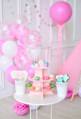 Doğum günü partisi için kek. Süslemeleri tatil partisi için. Bir sürü kek. Kız Doğum günü. Çocuk Doğum günü. 