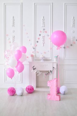 Kız Doğum günü. Süslemeleri tatil partisi için. Bir sürü balonlar pembe ve beyaz renkler. 