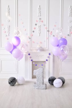 Kız Doğum günü. Süslemeleri tatil partisi için. Bir sürü balonlar pembe ve beyaz renkler. 