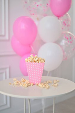 Yumruk Doğum günü. Bir sürü balonlar. Çocuk Doğum günü. Tatil partisi için süslemeler. 