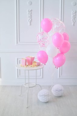 Yumruk Doğum günü. Bir sürü balonlar. Çocuk Doğum günü. Tatil partisi için süslemeler. 