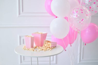 Yumruk Doğum günü. Bir sürü balonlar. Çocuk Doğum günü. Tatil partisi için süslemeler. 