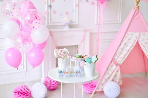 Kuchen Für Geburtstagsfeier Dekorationen Für Feiertage Eine Menge Kuchen Mädchengeburtstag — Stockfoto