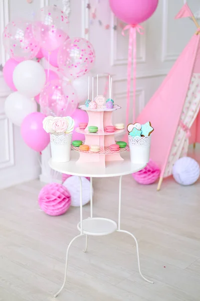 生日聚会的蛋糕 节日聚会的装饰品 很多蛋糕 女孩生日 儿童生日 — 图库照片