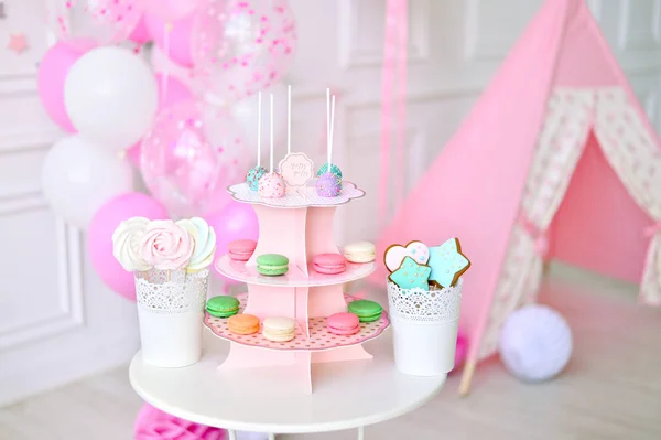 生日聚会的蛋糕 节日聚会的装饰品 很多蛋糕 女孩生日 儿童生日 — 图库照片