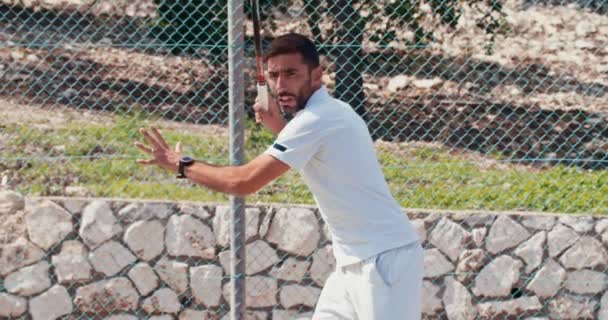 Mouvement lent d'un joueur de tennis frappant la balle pendant un match de tennis — Video