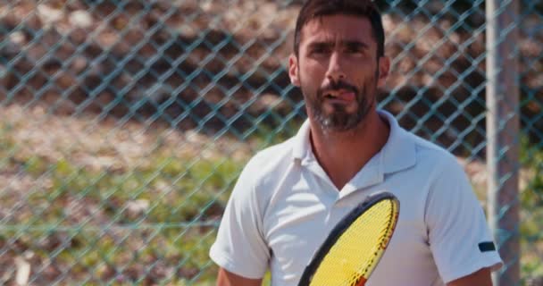 Slow motion av en tennisspelare som träffar bollen under ett tennisspel — Stockvideo