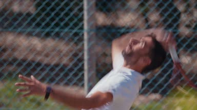 Ağır çekim bir tenis oyun sırasında Top isabet bir tenisçi