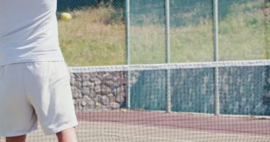 Ağır çekim bir tenis oyun sırasında Top isabet bir tenisçi