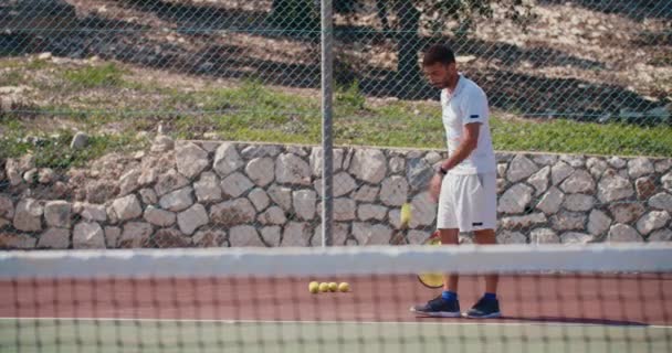 Egy teniszező, ütő a labda, tenisz játék közben — Stock videók