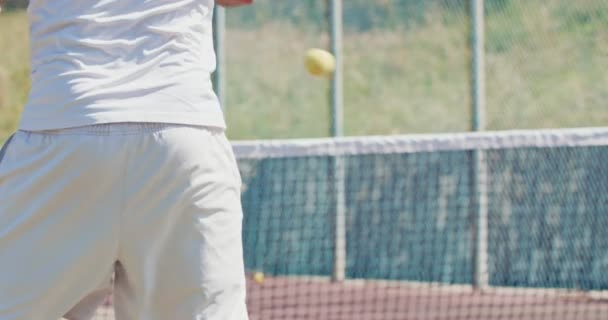 Медленное движение теннисиста, ударяющего по мячу во время игры в теннис — стоковое видео