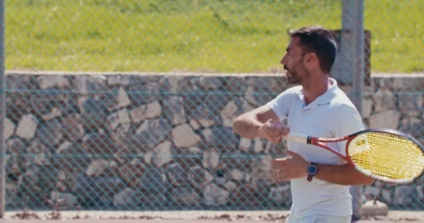 Movimento lento de um jogador de tênis batendo a bola durante um jogo de tênis — Vídeo de Stock