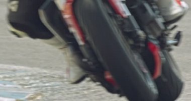 Ağır çekim spor motosiklet döner bir yarış sırasında yapma kapatın