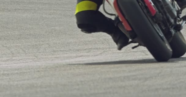 Крупный план замедленного движения спортивных мотоциклов, делающих повороты во время гонки — стоковое видео