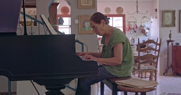 Mulher velha tocando um piano de cauda em sua casa — Vídeo de Stock