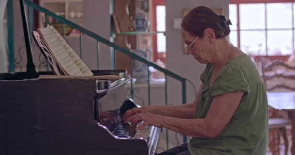 Vieja tocando un piano de cola en su casa — Vídeos de Stock