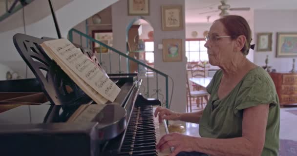 Vecchia che suona un pianoforte a coda a casa sua — Video Stock