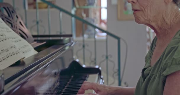 Ηλικιωμένη γυναίκα που παίζει πιάνο στο σπίτι της — Αρχείο Βίντεο