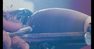 Bir ahşap üzerine çalışan erkeğin oluşturma resim - ağır çekim makro çekim torna