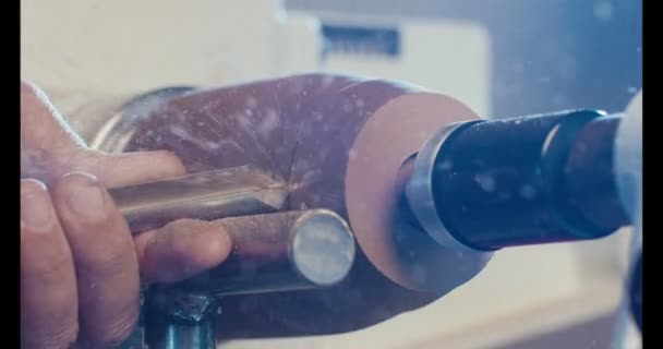Homem trabalhando em um torno de madeira criando arte - tiro macro câmera lenta — Vídeo de Stock