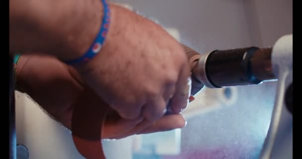 Hombre trabajando en un torno de madera creando arte - toma macro en cámara lenta — Vídeo de stock