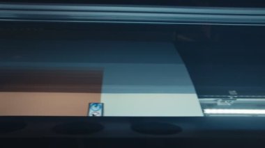 Bir rulo kağıt, yüksek hızda yazdırma büyük biçimli yazıcıda, yakın çekim