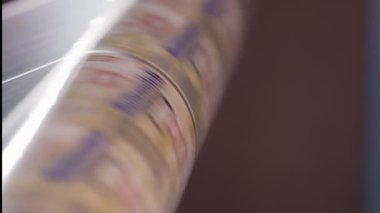 Büyük bir baskı tesisi yüksek hızda çalışan matbaa, yakın çekim