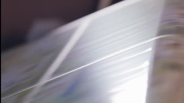 Büyük bir baskı tesisi yüksek hızda çalışan matbaa
