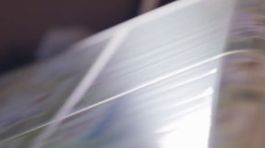 Büyük bir baskı tesisi yüksek hızda çalışan matbaa