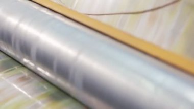 Büyük bir baskı tesisi yüksek hızda çalışan matbaa