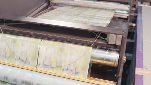 Druckmaschine arbeitet mit hoher Geschwindigkeit in einer großen Druckerei — Stockvideo
