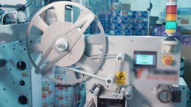 Büyük bir baskı tesisi yüksek hızda çalışan matbaa