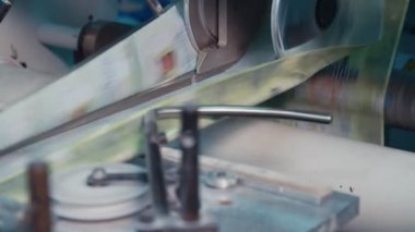 Büyük bir baskı tesisi yüksek hızda çalışan matbaa