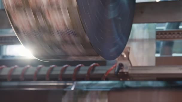 Druckmaschine arbeitet mit hoher Geschwindigkeit in einer großen Druckerei — Stockvideo