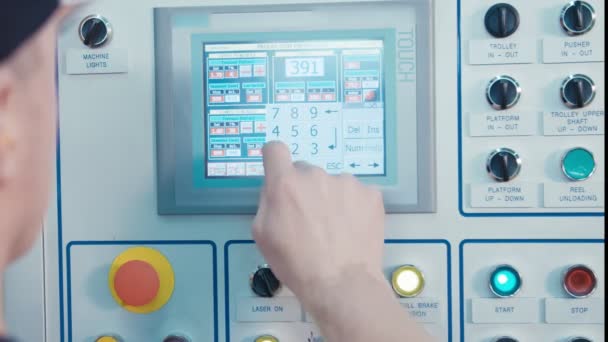 Obrero pulsando botones en un panel de control de la máquina con pantalla táctil — Vídeo de stock