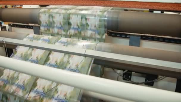 대형 인쇄 시설에 높은 속도에서 일 하는 인쇄기 — 비디오